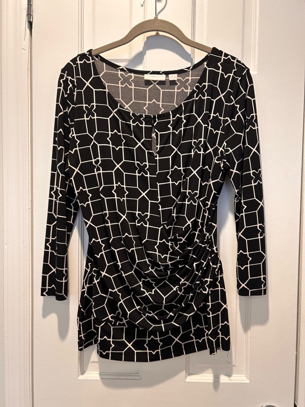 New York & Company Black and White Geometric Ruched Side Long Sleeve Top